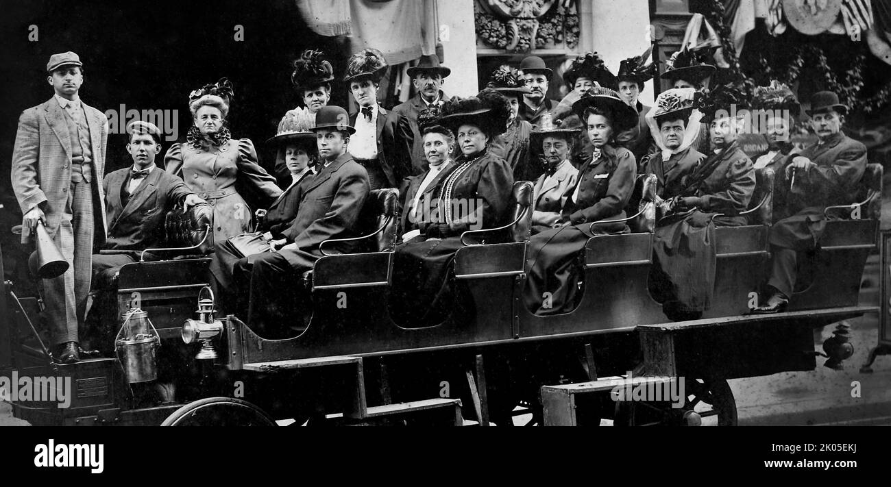 Ein früher Bus transportiert eine Gruppe gut gekleideter Erwachsener -- möglicherweise in einer patriotischen Parade, ca. 1895. Stockfoto