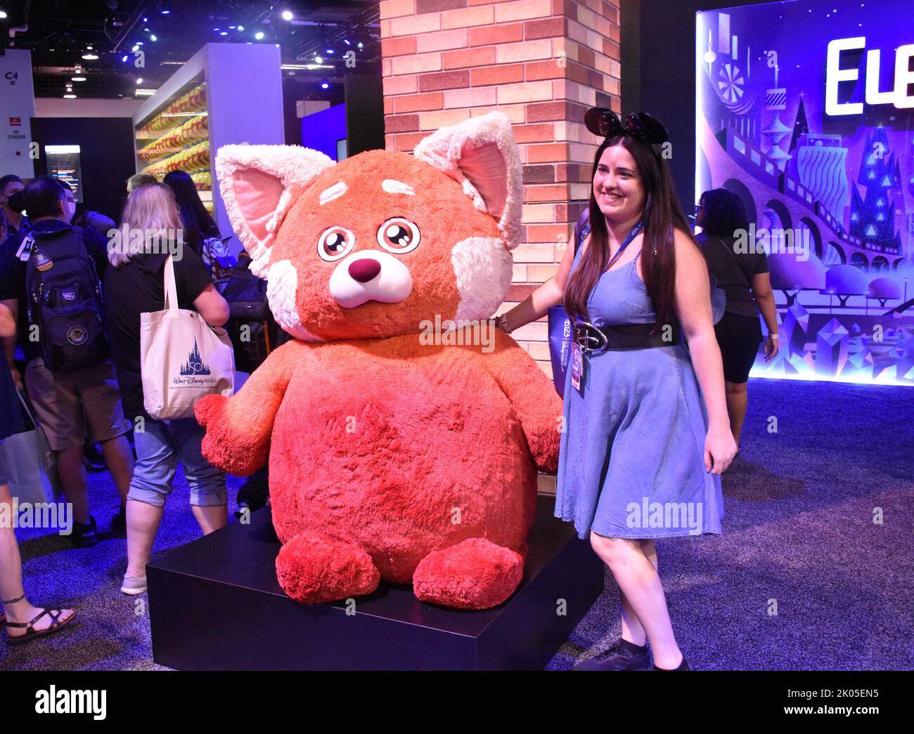 Anaheim, USA. 9. September 2022. Ein Disney-Fan posiert auf der Disney D23 Expo in Anaheim, Kalifornien, USA, am 9. September 2022 für Fotos mit einer Zeichentrickfigur. Disney startete seine Expo D23 am Freitag, angeblich das größte Disney-Fan-Event der Welt. Kredit: Gao Shan/Xinhua/Alamy Live Nachrichten Stockfoto