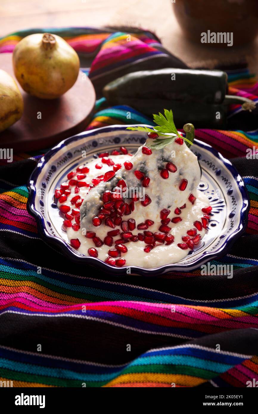 Chile en Nogada, typisches Gericht aus Mexiko. Zubereitet mit Poblano ...