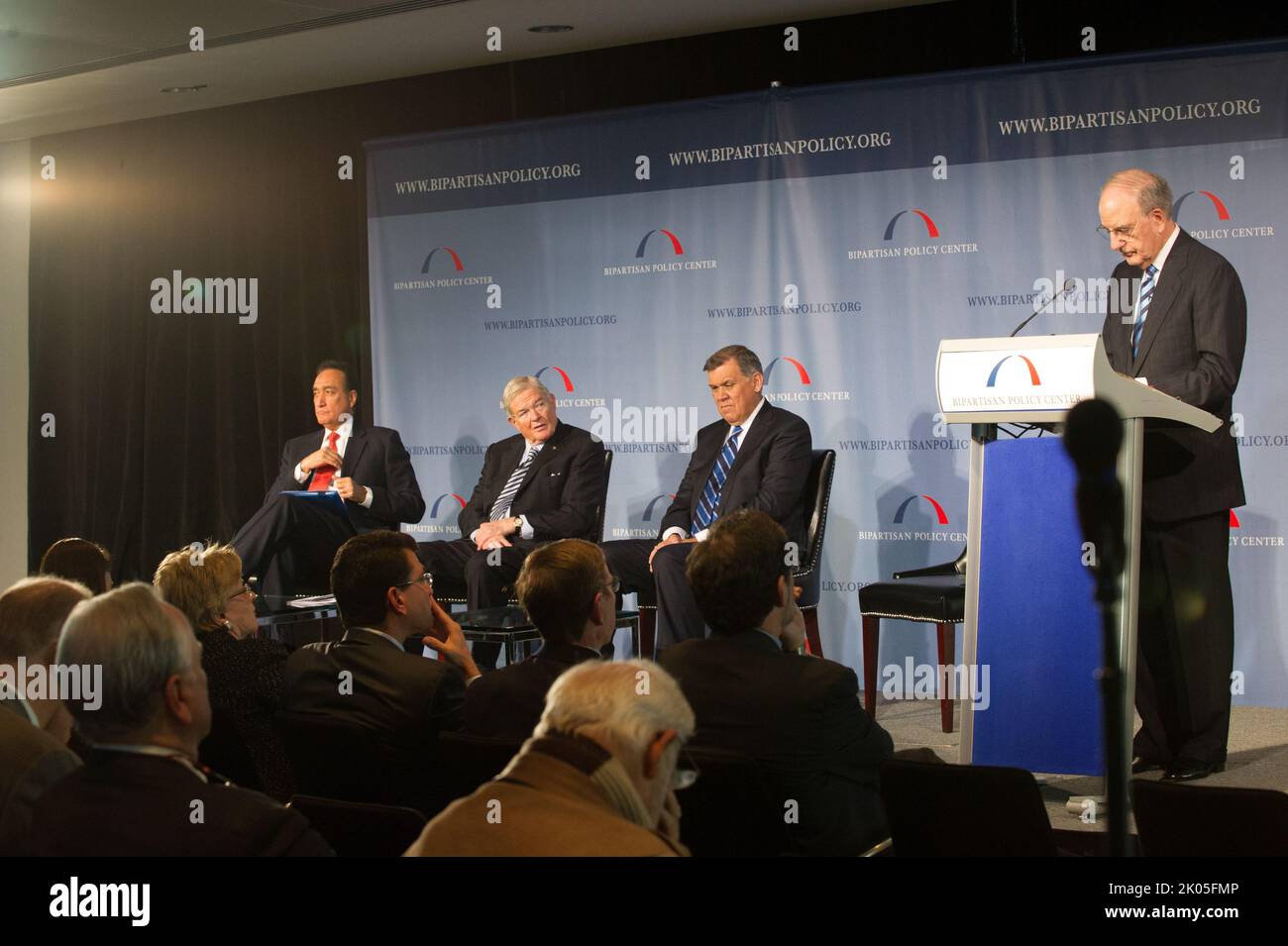 Pressekonferenz zur Veröffentlichung von Empfehlungen der Housing Commission der beiden Parteien zur Reform des nationalen Wohnungsfinanzierungssystems („Housing America's Future: New Directions for National Policy“) mit den Staats- und Regierungschefs der Kommission Der ehemalige HUD-Sekretär und ehemalige Senator von Florida, Mel Martinez, der ehemalige HUD-Sekretär Henry Cisneros, der ehemalige Senator von Maine, George Mitchell, und der ehemalige Senator von Missouri, Christopher 'Kit' Bond - unter den Würdenträgern, die im Newseum, Washington, D.C. zur Verfügung stehen. Stockfoto