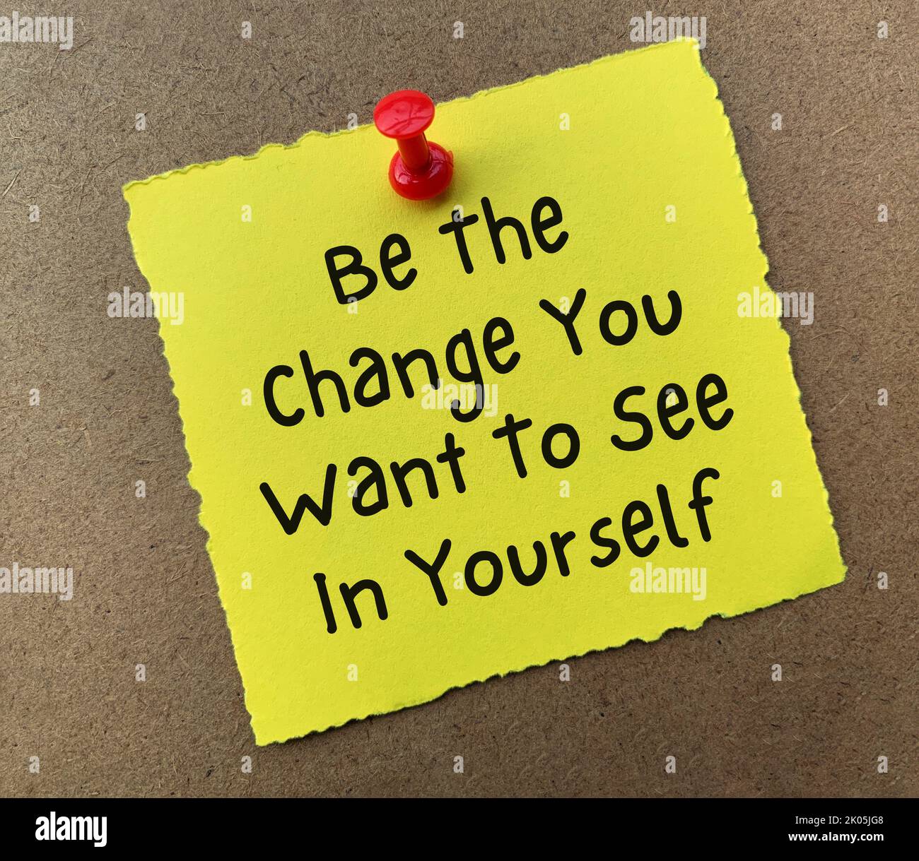 Motivierende und inspirierende Zitate Text auf gelbem Notizblock - seien Sie die Veränderung, die Sie in sich selbst sehen möchten. Stockfoto