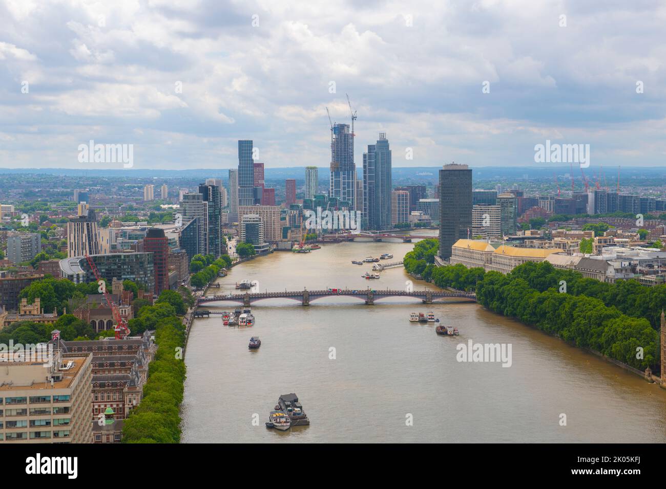 Vauxhall Moderne Skyline an der Themse mit Lambeth und Vauxhall Bridge über den Fluss im Sommer, City of London, England, Großbritannien. Stockfoto