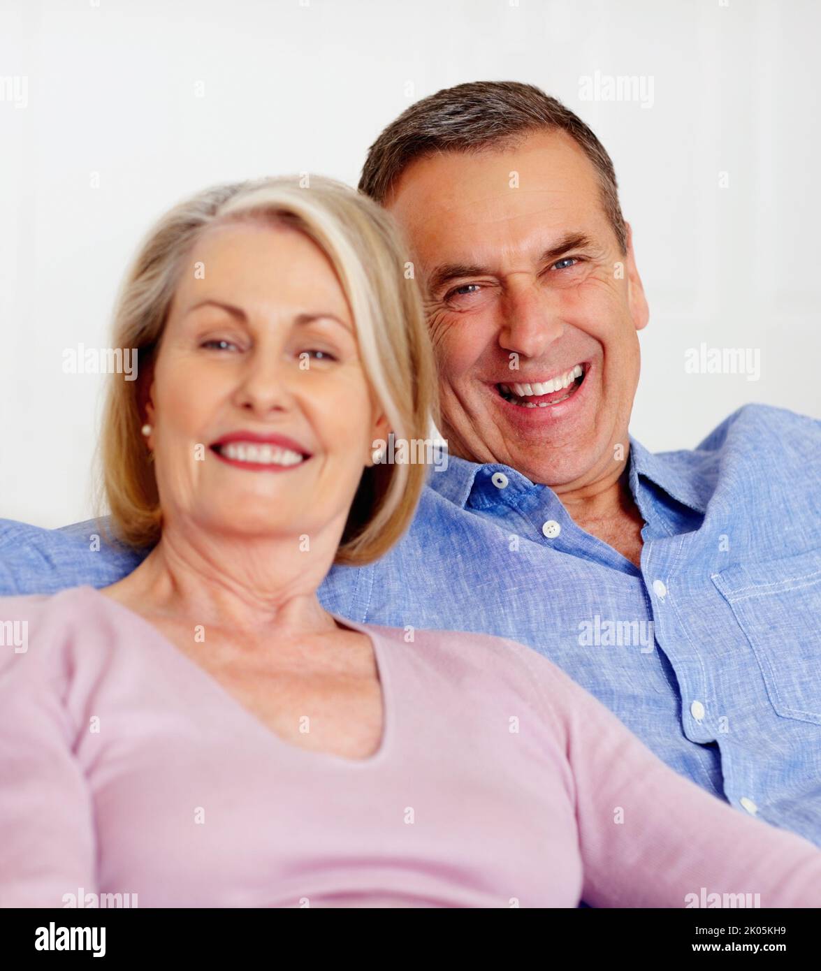 Fröhliches reifes Paar vor weißem Hintergrund. Nahaufnahme Porträt eines fröhlichen reifen Paares vor weißem Hintergrund. Stockfoto