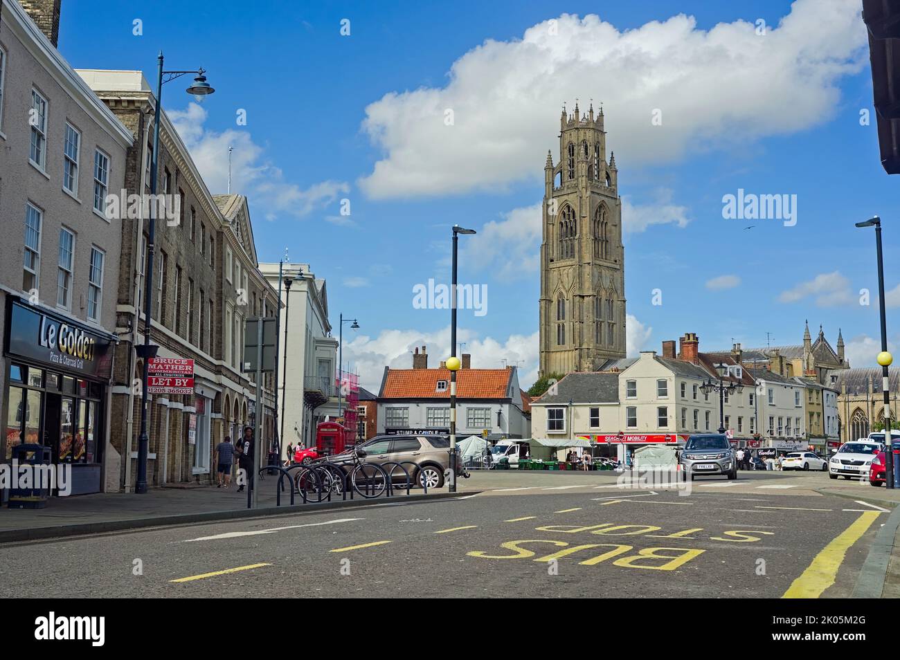 Der Marktplatz mit der Boston Stump Kirche und der wichtigsten Bushaltestelle im Stadtzentrum. Boston Lincolnshire Stockfoto