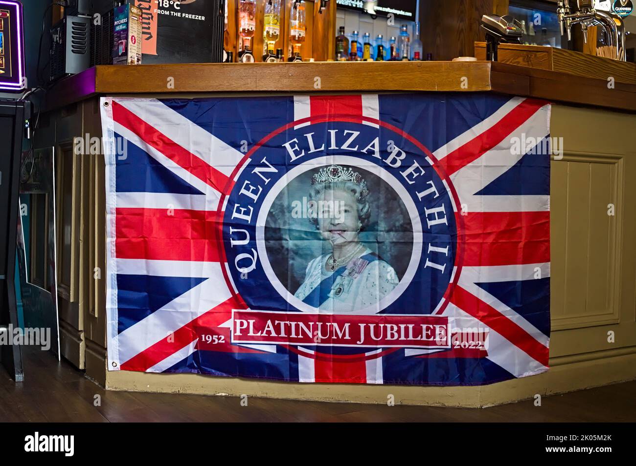 Königin Elizabeth II. Platinum Jubilee Union Jack Flagge hängt nach dem Tod der Königin an einer Pub Bar Stockfoto