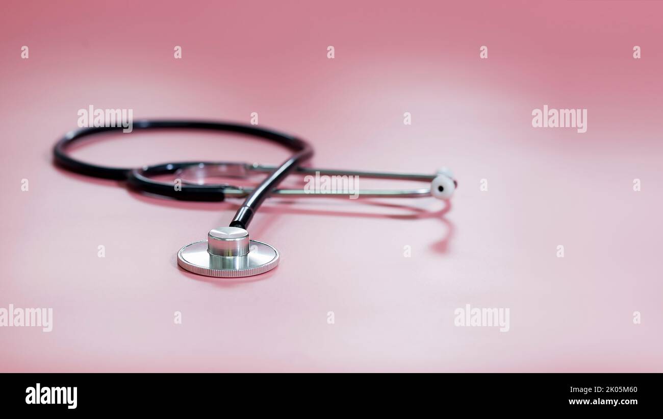 Stethoskop auf rosa Hintergrund, Gesundheitskonzept. Stockfoto