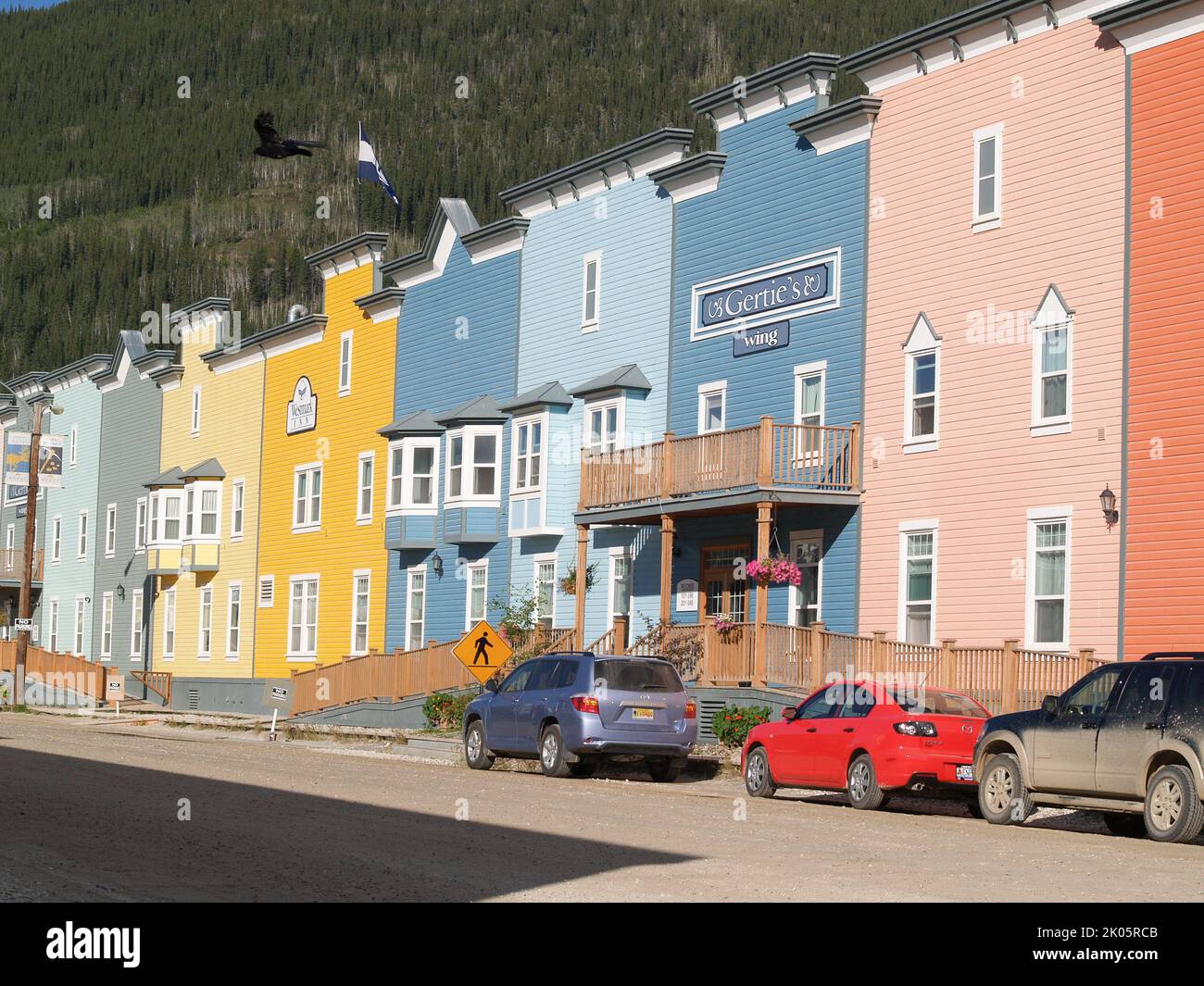 Dawson City Yukon Territory, Kanada - August 4 2008; hell gestrichene, auffällige Gebäude in der Stadtstraße Stockfoto