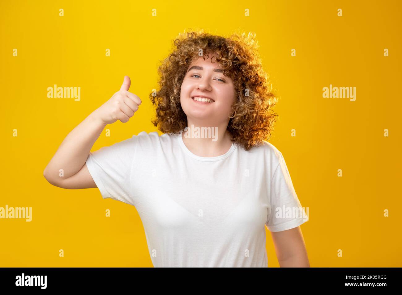 Daumen hoch Geste Körper positiv übergewichtige Frau Stockfoto