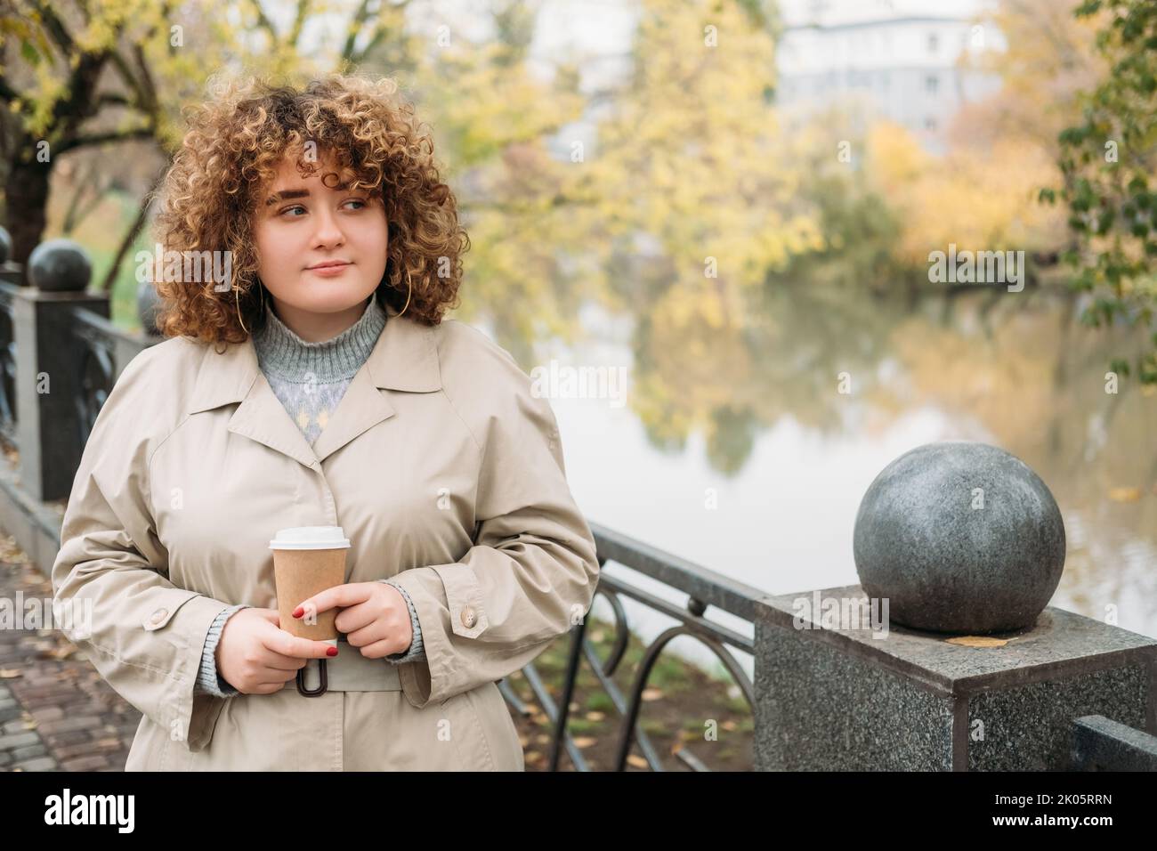 Uferweg Herbstpark Kaffee Frau Fluss Stockfoto