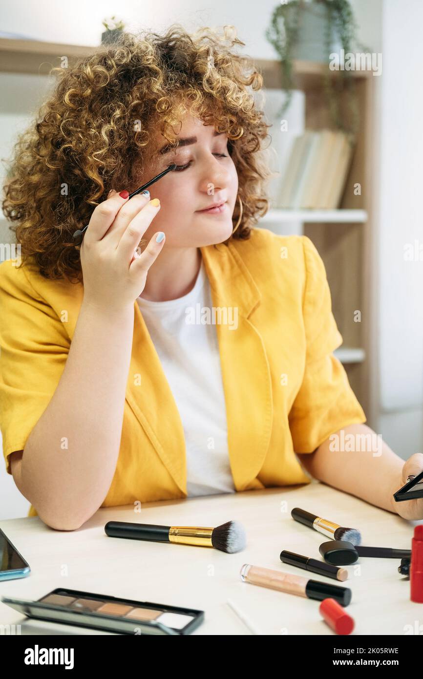 Morgens Make-up plus Größe Schönheit Frau Augenbürste Stockfoto