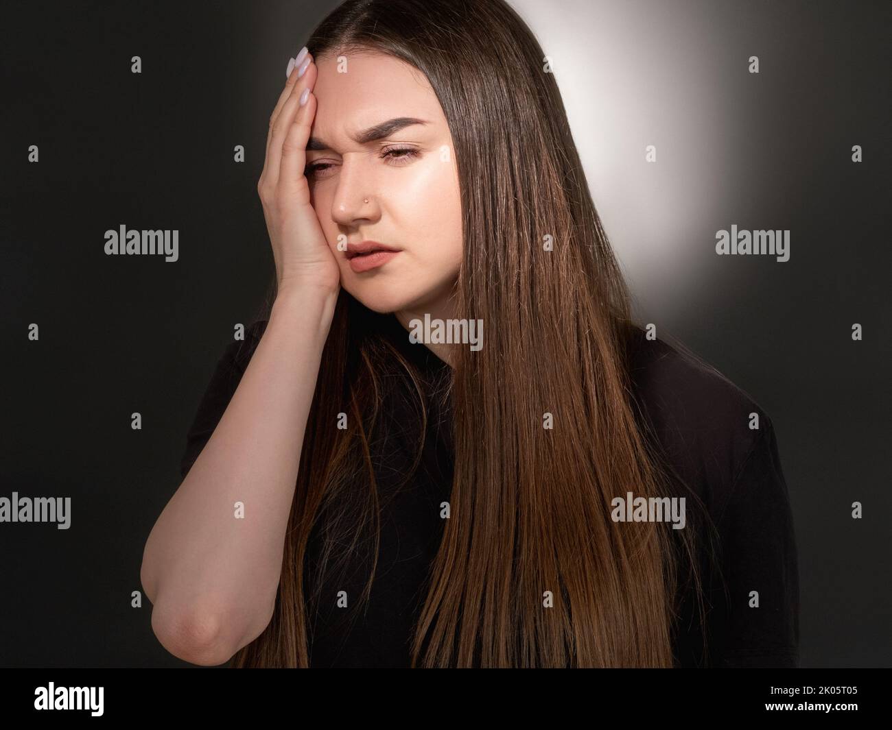 Depressive Frau Migräne Schmerzen leiden Kopfschmerzen Stockfoto