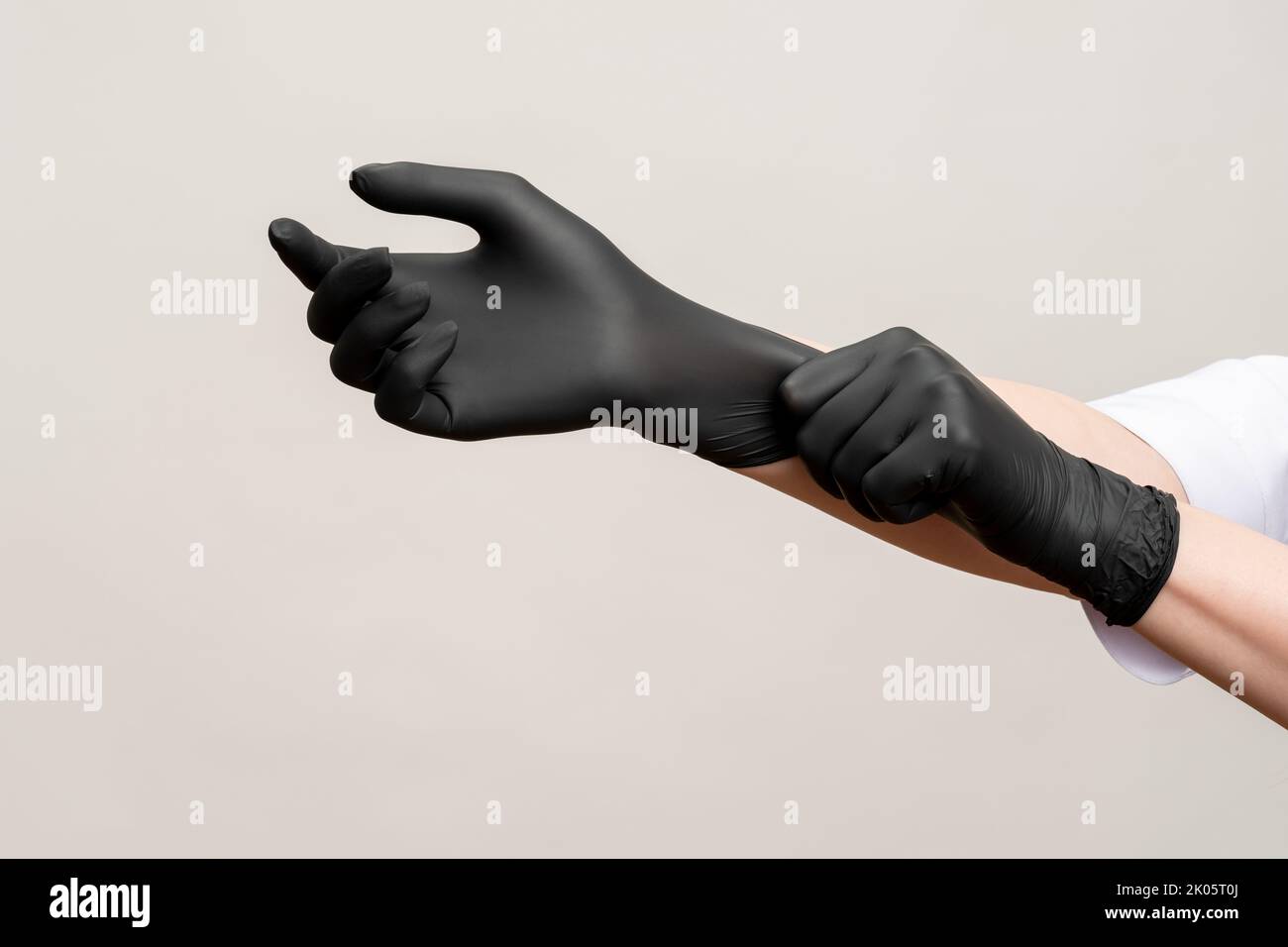 Chef Hände Küchenhygiene schwarze Latexhandschuhe Stockfoto