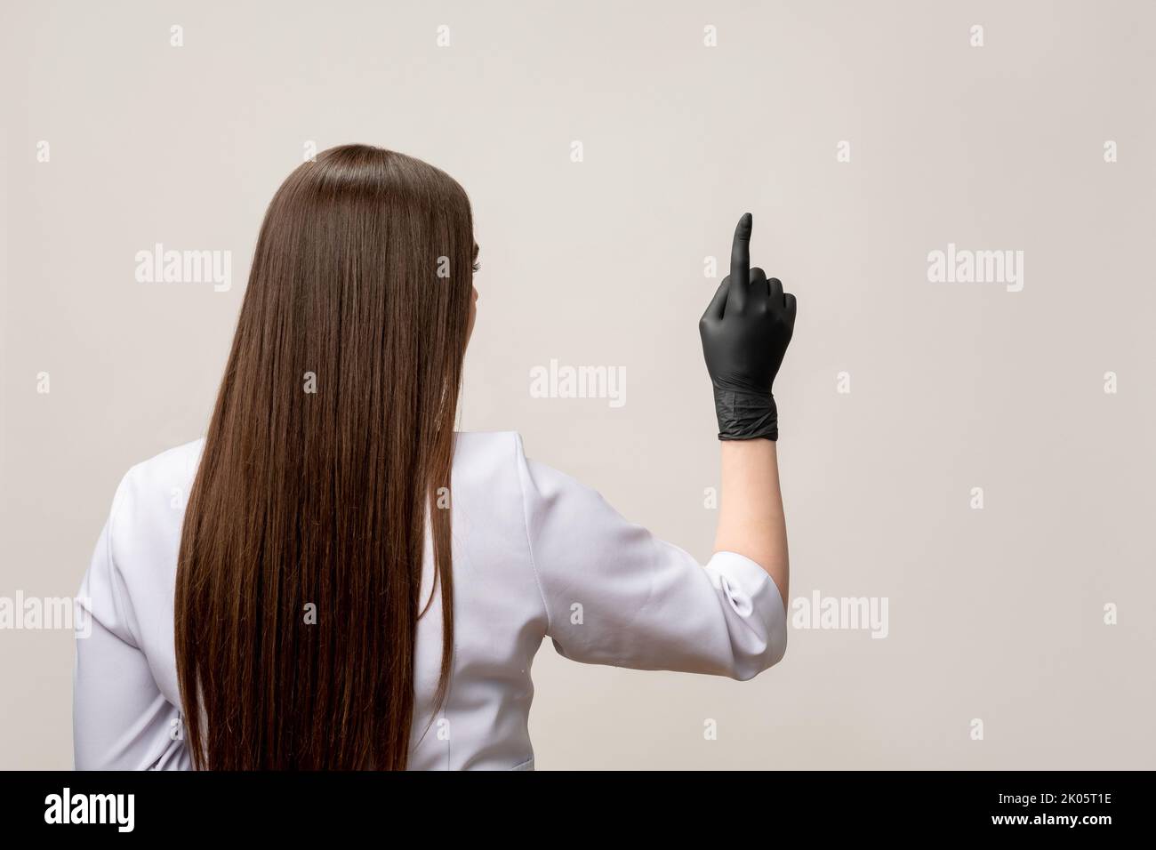 Schönheit Verfahren Master-Klasse Frau schwarze Handschuhe Stockfoto