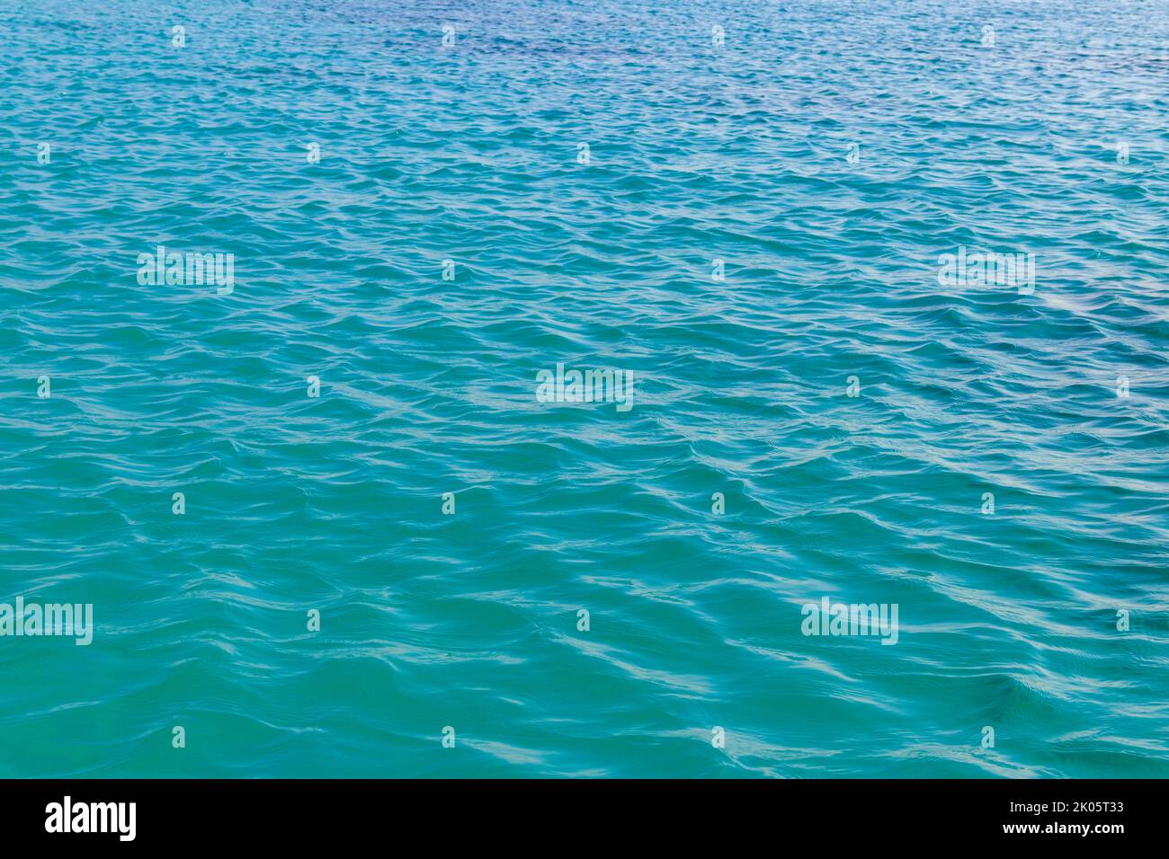 Blauer Hintergrund mit Wasserstruktur. Oberfläche des Meeres oder des Ozeans Stockfoto