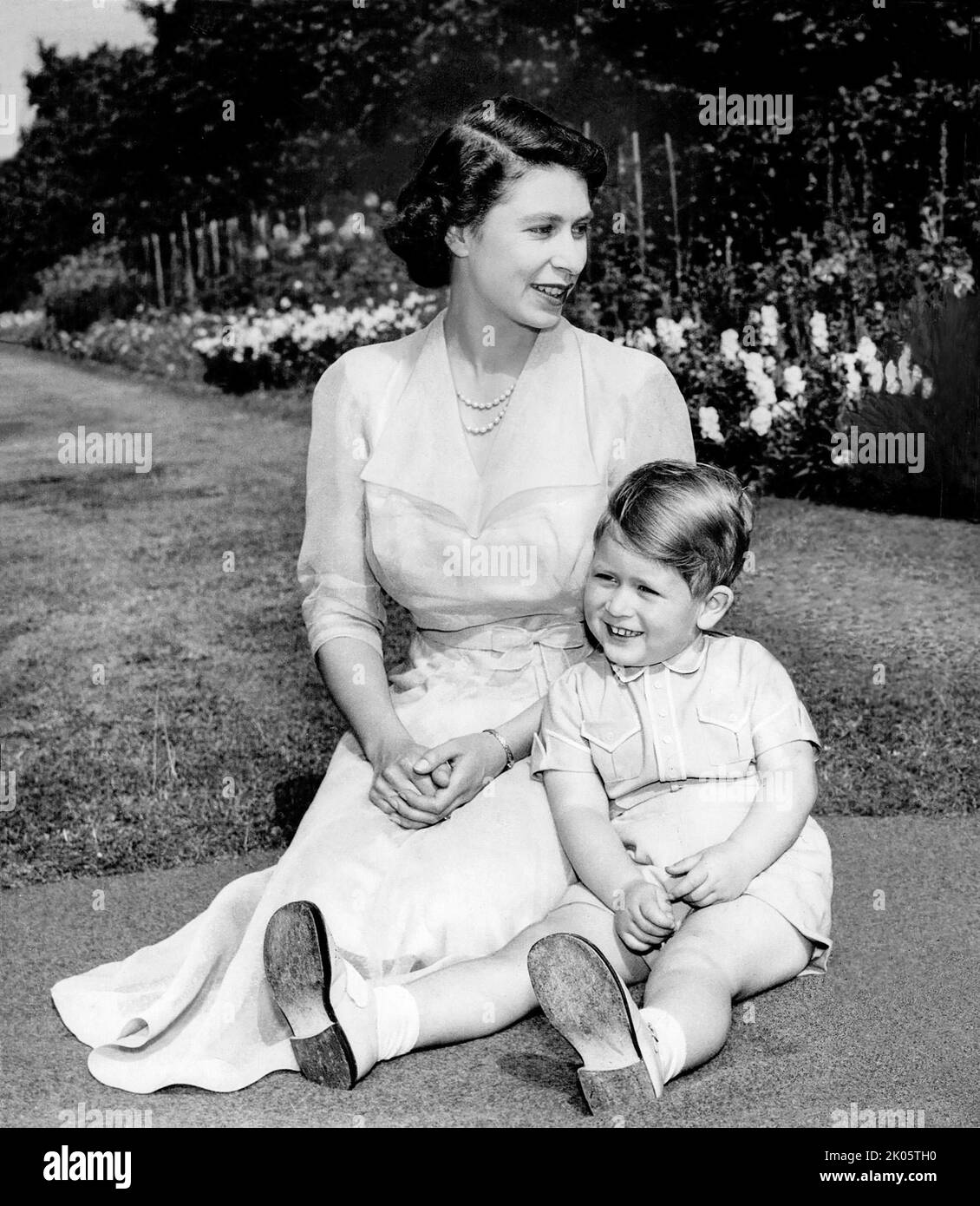 Prinzessin Elizabeth mit ihrem Sohn Prinz Charles am 9. August 1951 auf dem Gelände des Clarence House, ihrer Residenz in London. Stockfoto