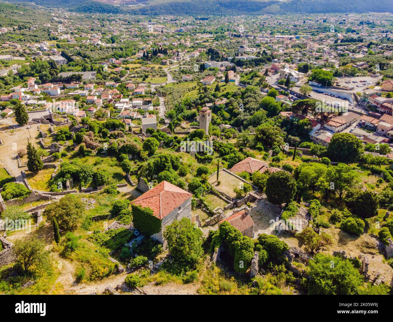 Altstadt. Sonniger Blick auf die Ruinen der Zitadelle in Stari Bar Stadt in der Nähe von Bar Stadt, Montenegro. Drohnenansicht Porträt eines verärgerten Mädchens, das in einem Café sitzt Stockfoto