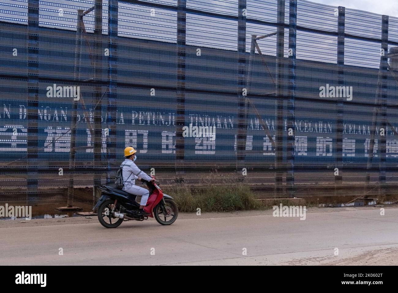 Konawe, Indonesien. 09. September 2022. PT. VDNI-Arbeiter (Virtue Dragon Nickel Industry) fährt nach seiner Arbeit in Konawe nach Hause. Ein Hüttenunternehmen in Morosi, Konawe, Südost-Sulawesi, nämlich PT. VDNI und PT. OSS sind Bergbaugebiete und werden zu einem der wichtigsten nationalen Objekte. Kredit: SOPA Images Limited/Alamy Live Nachrichten Stockfoto