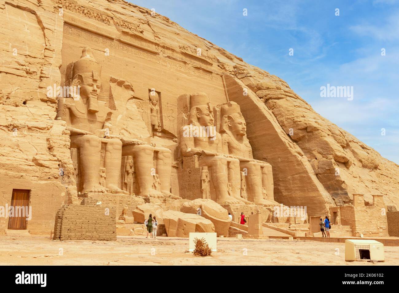 Kairo, Ägypten. 28.08.2022.Abu Simbel Tempel, Blick auf das Eingangstor mit den Figuren von Ramses Stockfoto