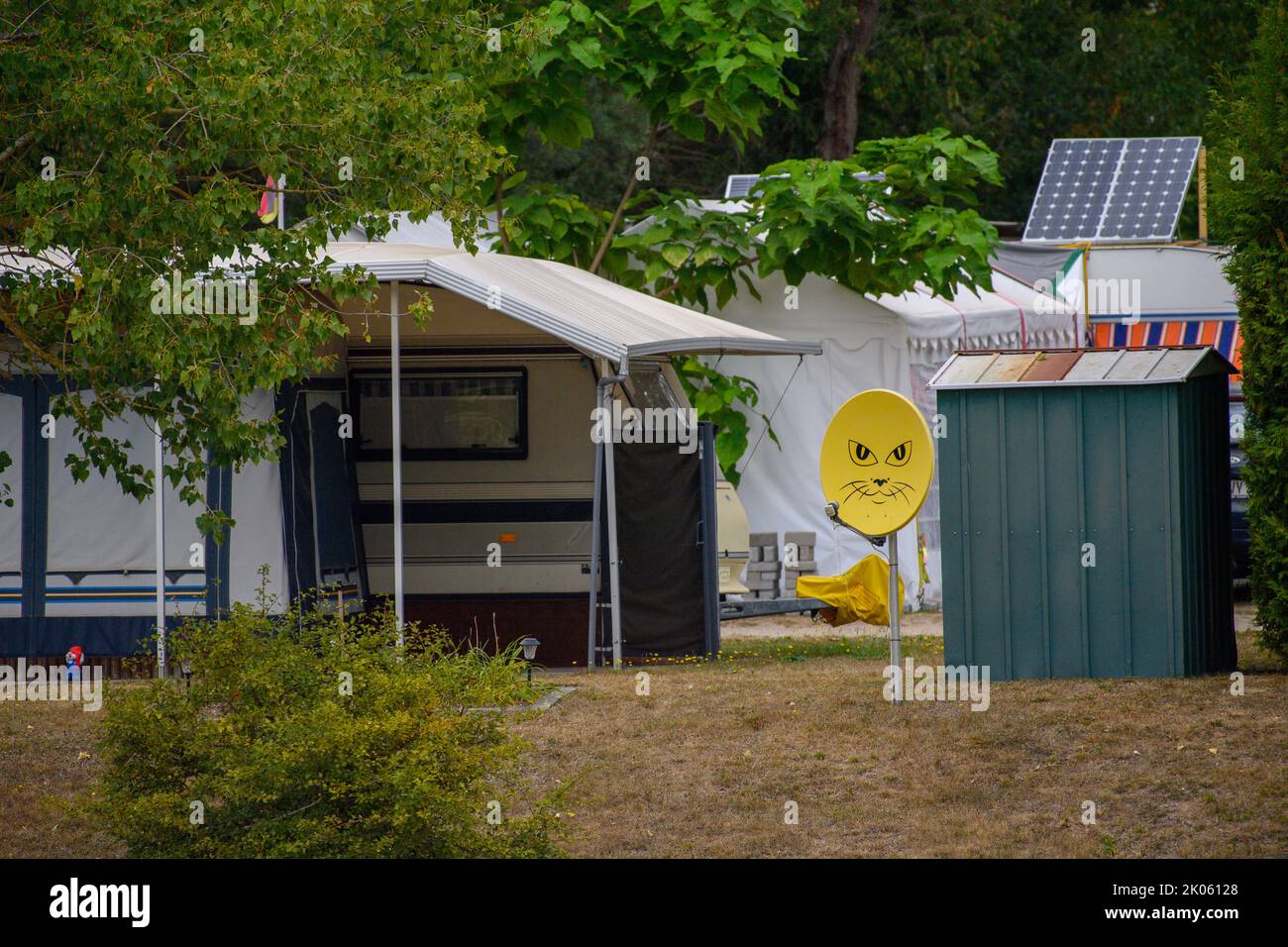 Bittkau, Deutschland. 07. September 2022. Stefanie Gruber vom Campingplatz ' Family Camp Kellerwiehl' steht vor einer ihrer Blockhtten. Quelle:  Klaus-Dietmar Gabbert/dpa/Alamy Live News Stockfotografie - Alamy