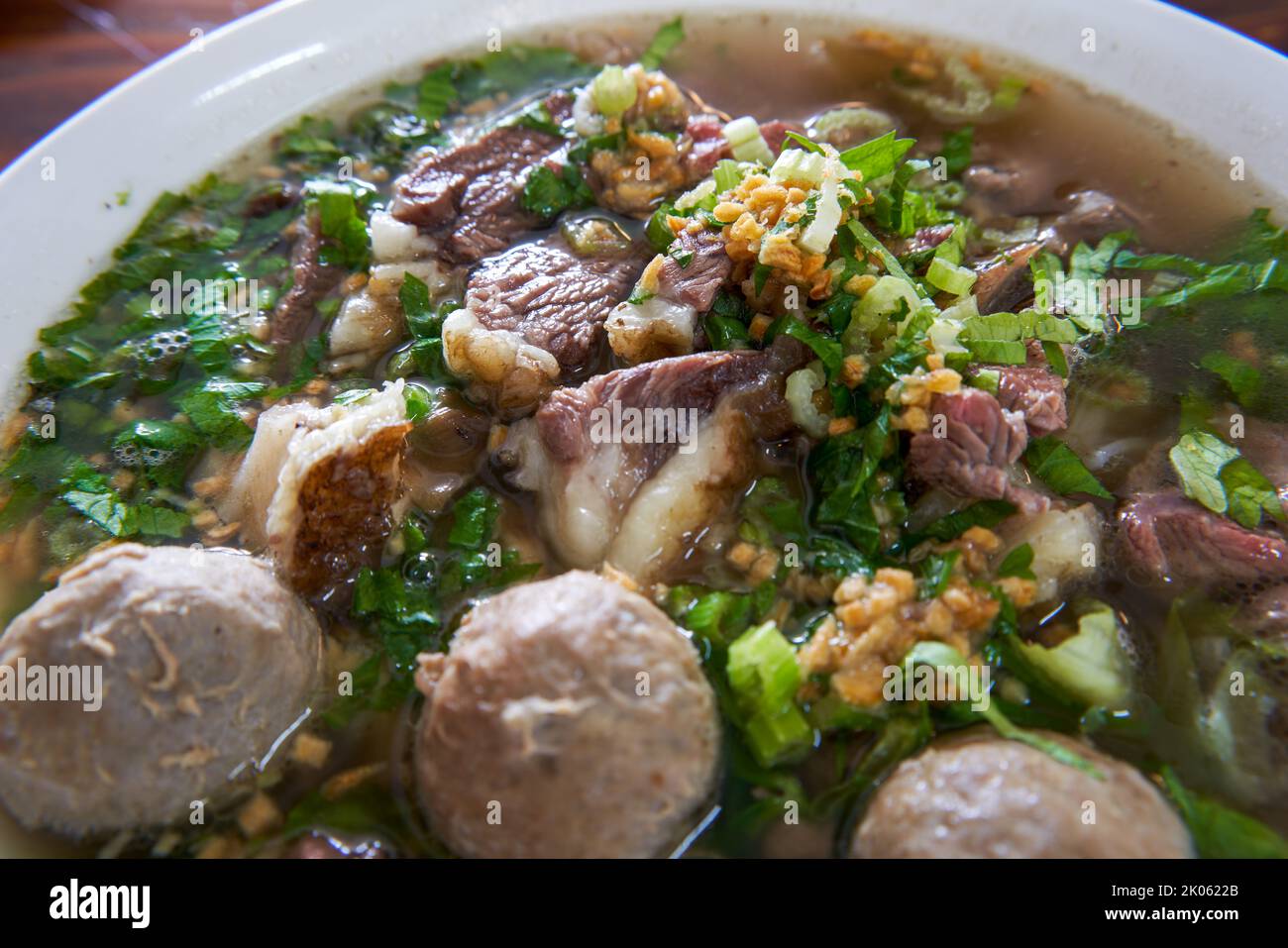 Eine Schüssel mit Chaoshan-Rind-Nudeln aus Guangdong voller köstlichem und duftendem Fleisch Stockfoto