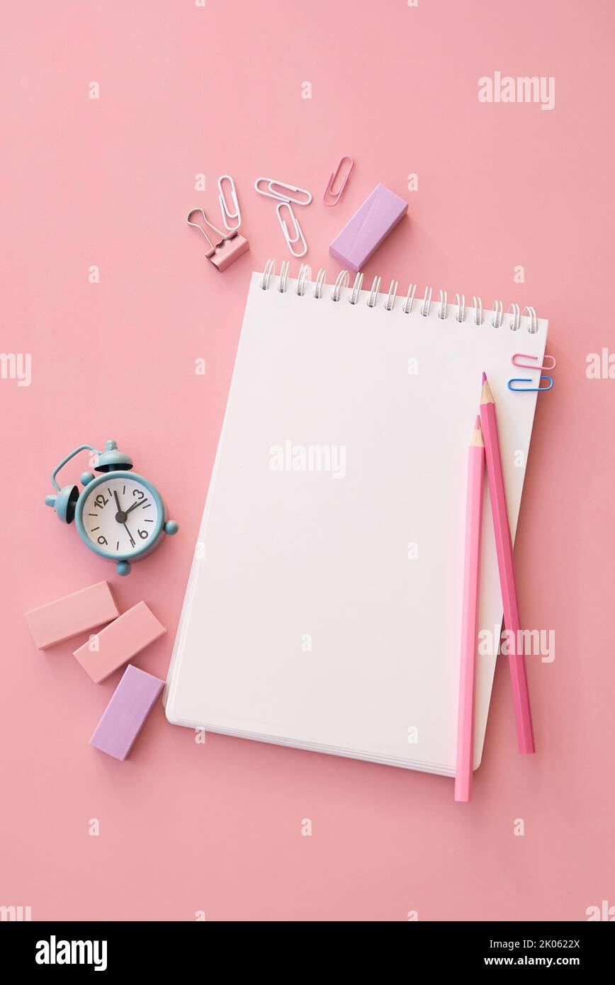 Schule Schreibwaren liefert Zubehör auf rosa Hintergrund, flach liegend vertikal. Stockfoto