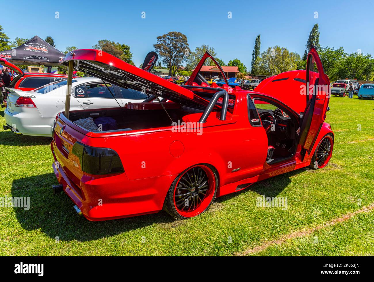 holden ss ute mit Flügeltüren, in rot, stark angepasst auf dem 'glen on wheels' Car Festival in glen innes in New South wales, australien, 2016 Stockfoto