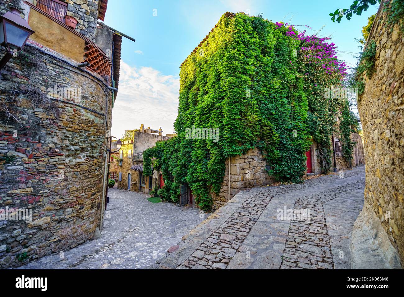 Alte Steinhäuser mit grünen Reben im malerischen Dorf Peratallada, Girona, Spanien. Stockfoto