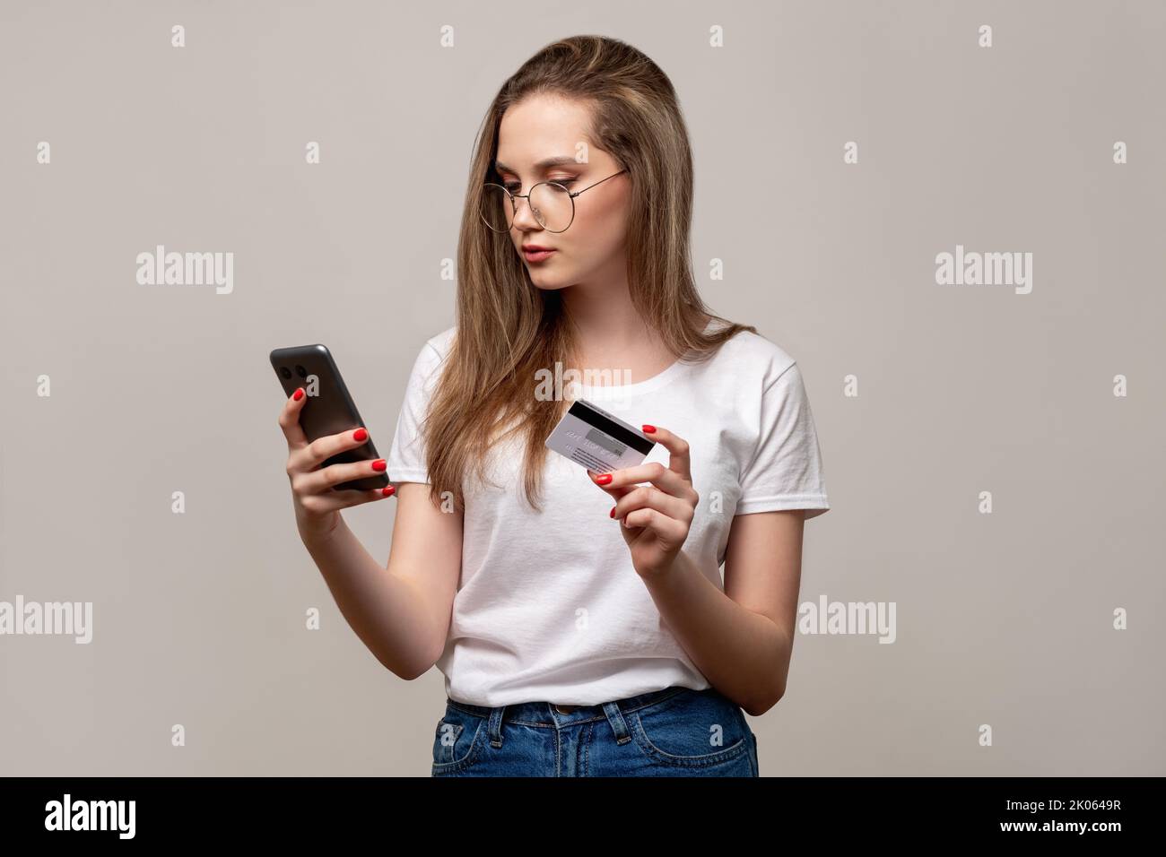 Mobile Banking Online-Transaktion selbstbewusste Frau Stockfoto
