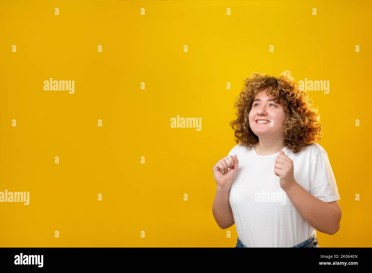 Aufgeregt Mädchen positive Emotionen glücklich plus Größe Stockfoto