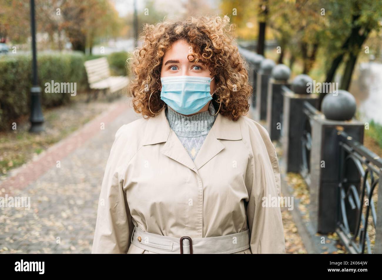 Coronavirus Ausbruchsvirus Angst Frau Maske Park Stockfoto