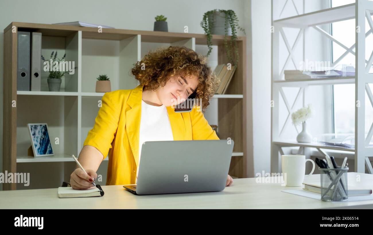 Workaholic Lebensstil schwere Arbeitsbelastung Frau Büro Stockfoto