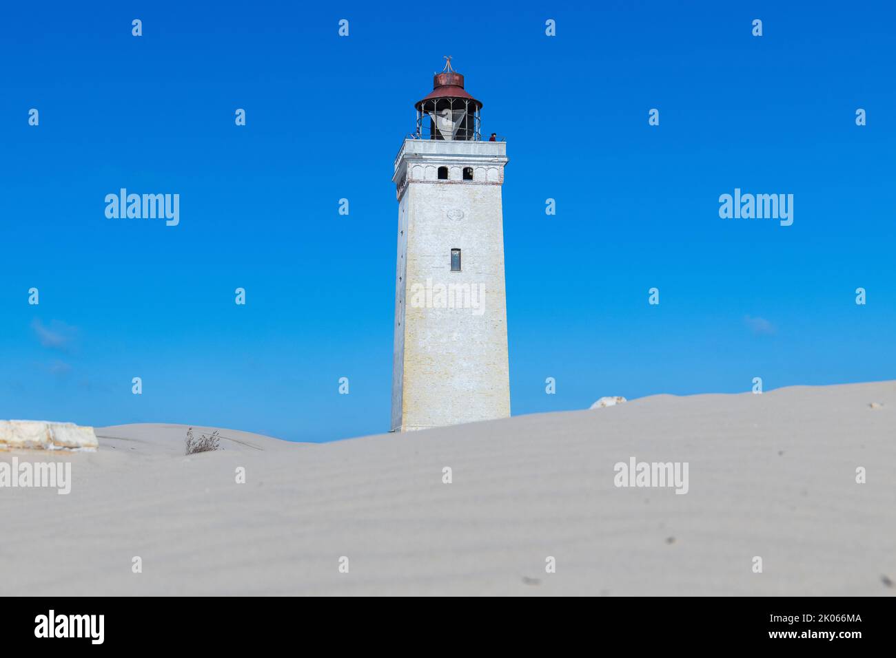 Der ikonische Leuchtturm Rubjerg Knude Fyr in den Dünen von Norddänemark an einem Sommertag Stockfoto