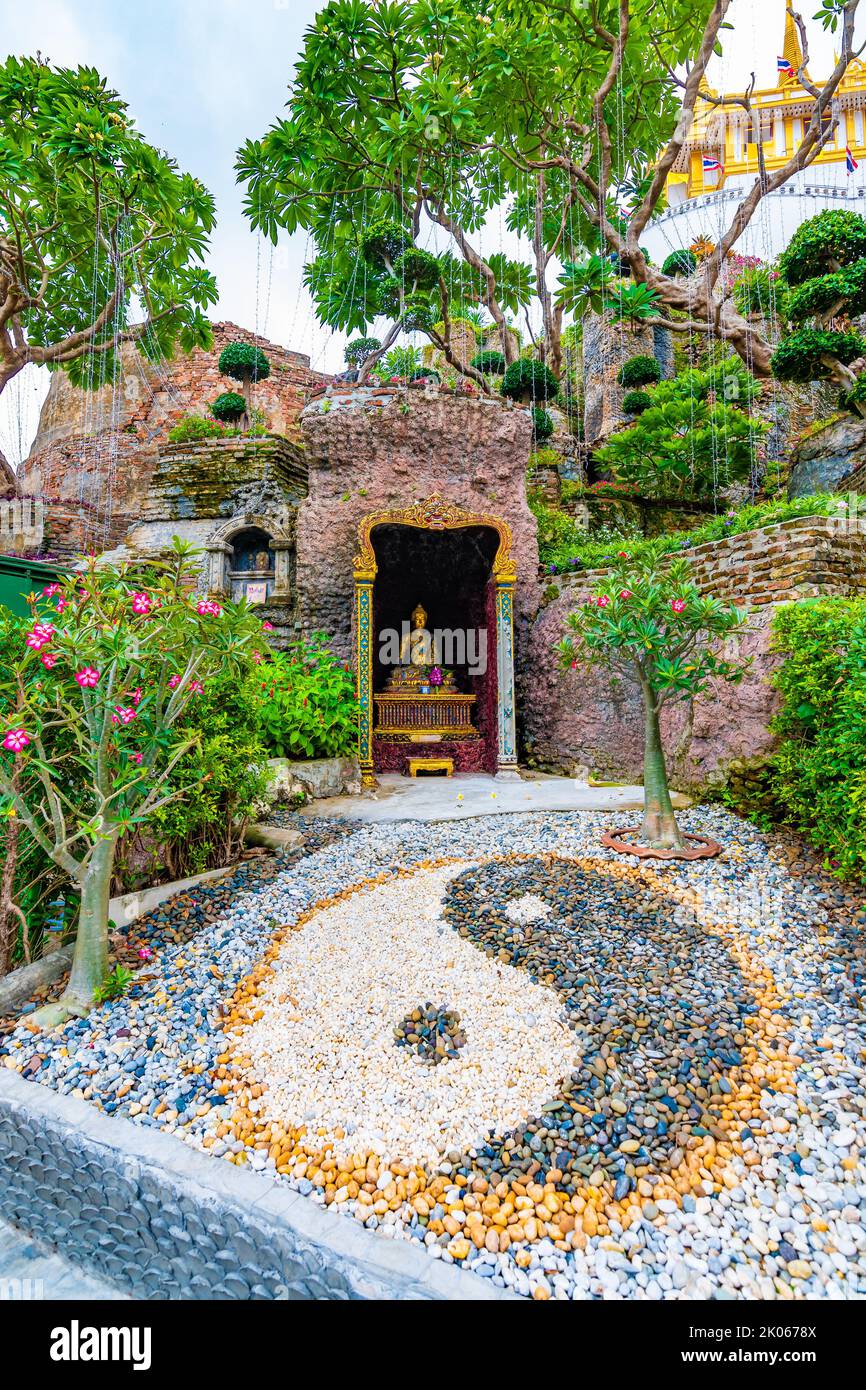 Yin Yang-Symbol im buddhistischen Garten in der Nähe des Wat Saket-Tempels, Bangkok, Thailand. Das spirituelle Symbol befindet sich in der Nähe der Buddha-Statue in der Nähe von Fr. Stockfoto