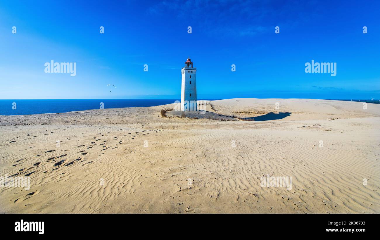 Der ikonische Leuchtturm Rubjerg Knude Fyr in den Dünen von Norddänemark an einem Sommertag Stockfoto