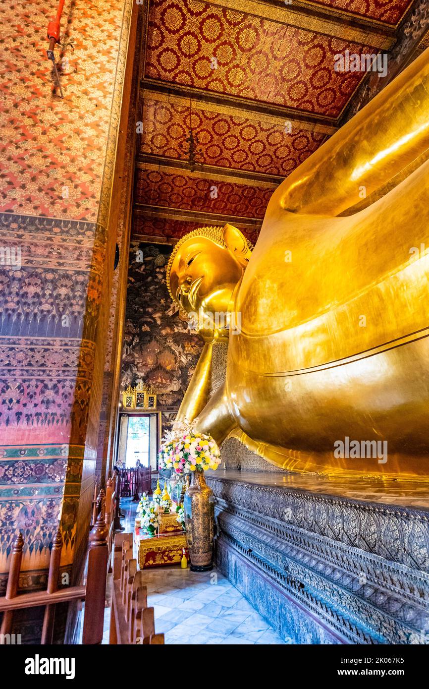 Wunderschöne Statue des liegenden goldenen Buddha im Wat Pho Tempel, Bangkok. Spiritueller Ort der buddhistischen Religion mit schönen Ornamenten auf dem pi Stockfoto