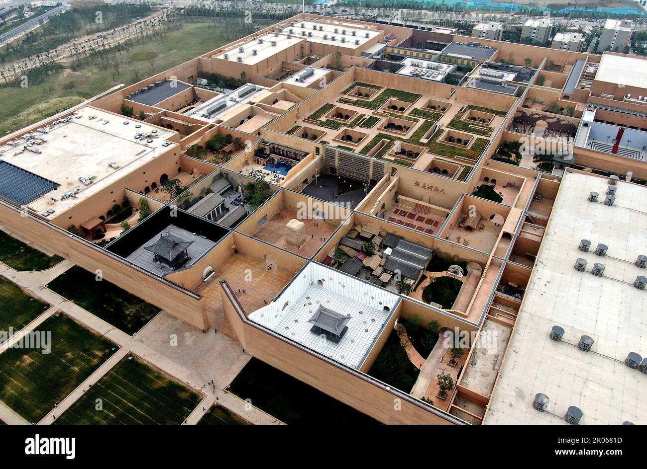 Zhengzhou. 13.. Mai 2021. Luftaufnahme vom 13. Mai 2021 zeigt einen Blick auf das 'einzigartige Henan: Land der Dramen', einen gigantischer immersiver Theaterkomplex in Zhengzhou, der zentralchinesischen Provinz Henan. Kredit: Li An/Xinhua/Alamy Live Nachrichten Stockfoto