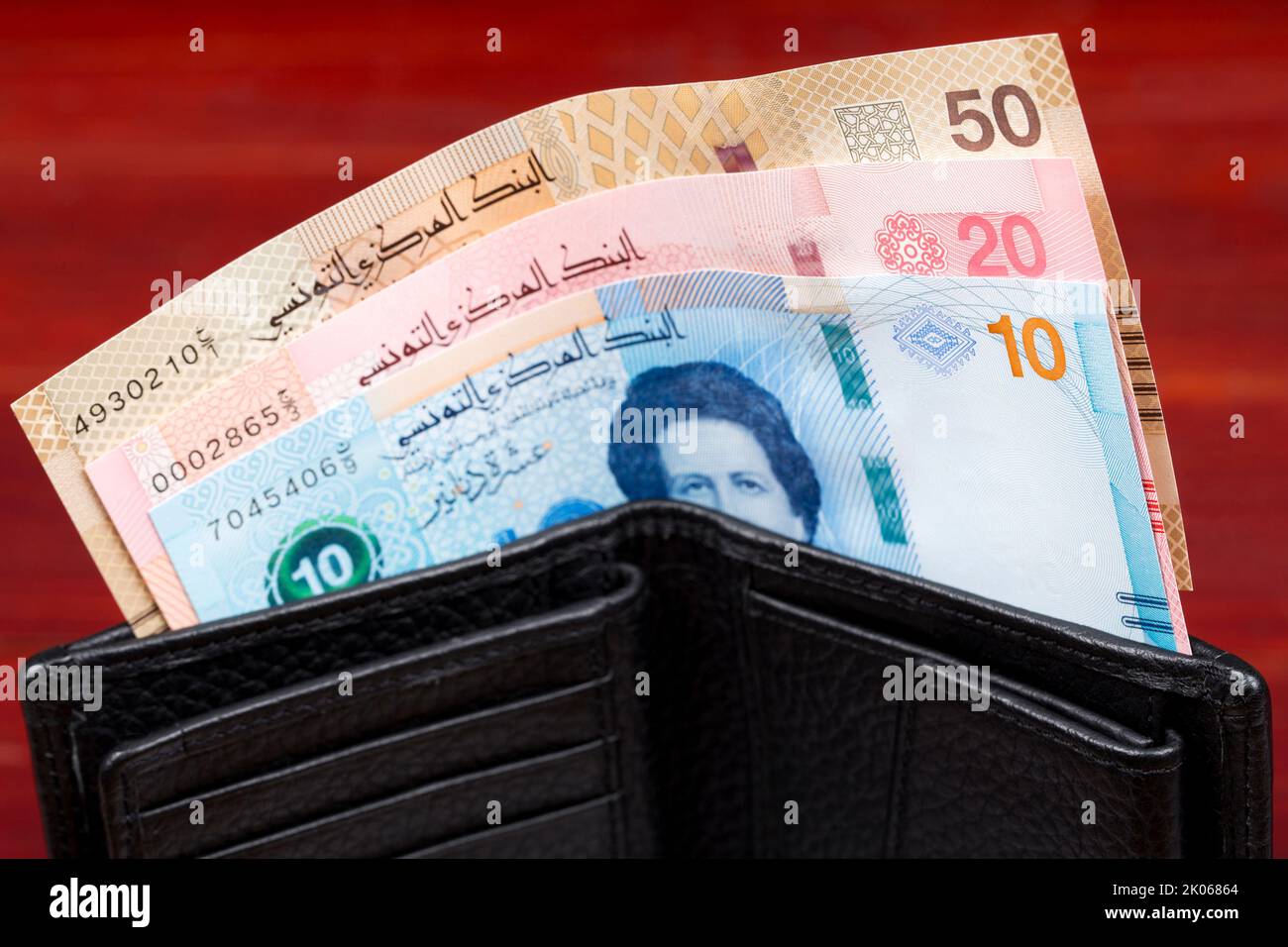 Tunesisches Geld in der schwarzen Brieftasche - neue Serie von Banknoten Stockfoto