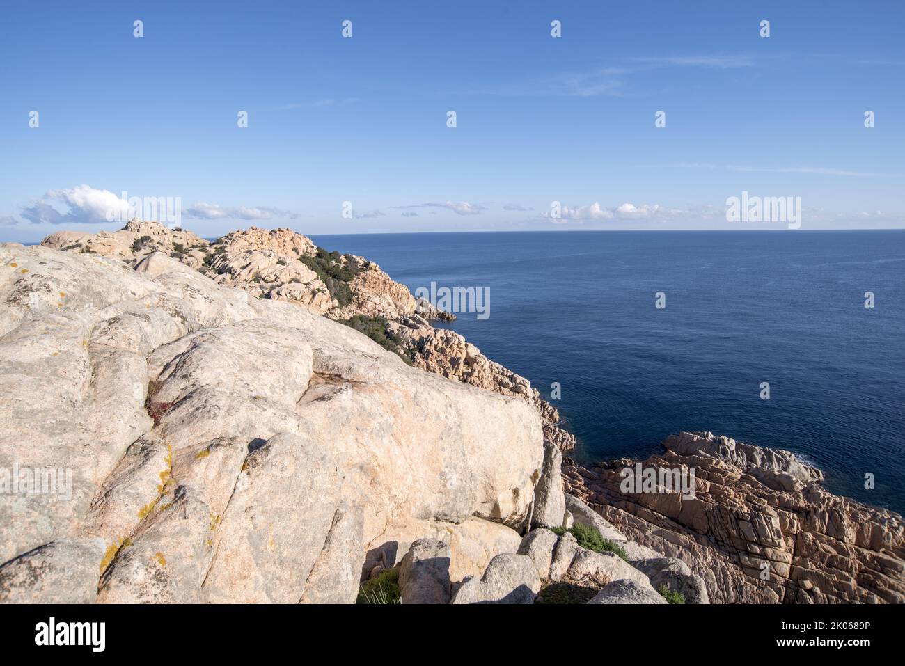 Costa rocciosa della Sardegna Stockfoto