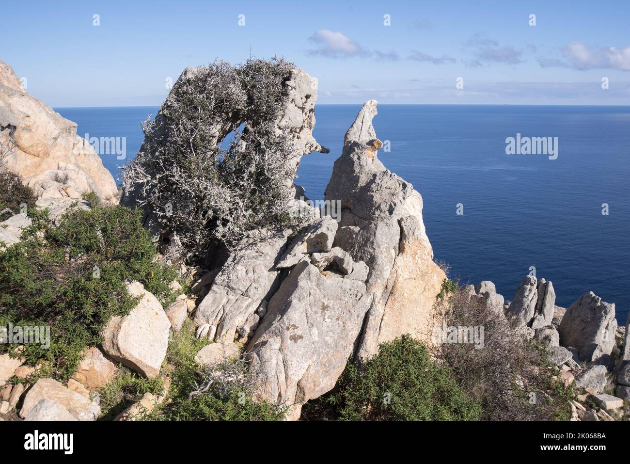 Costa rocciosa della Sardegna Stockfoto