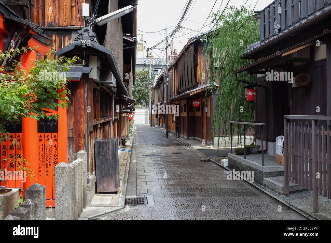 Eine Straße im historischen Viertel Gion, Kyoto City, Japan. Stockfoto