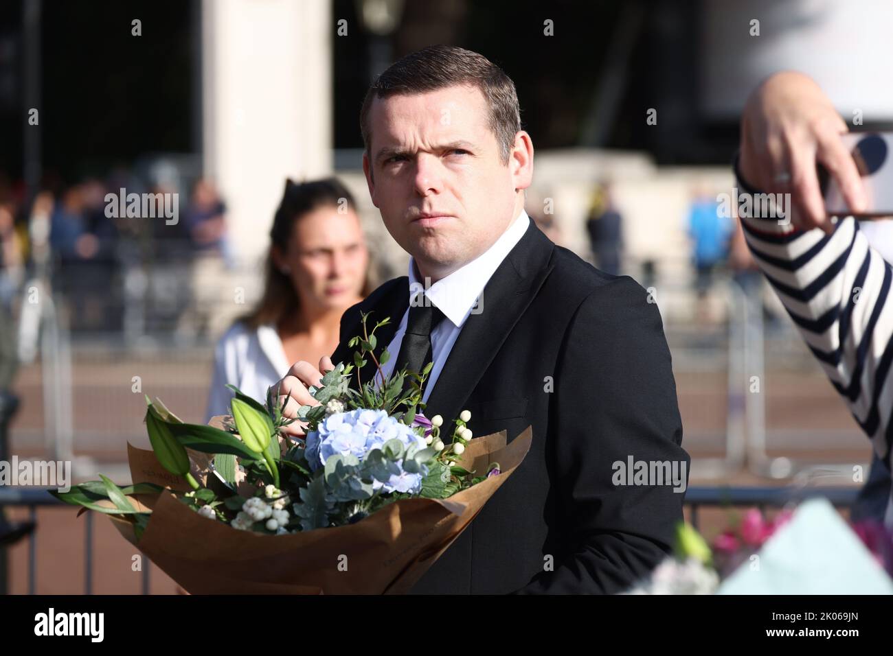 London, Großbritannien. 10. September 2022. Douglas ROSS, der Vorsitzende der schottischen Konservativen Partei, wird nach dem Tod von Königin Elizabeth II. Anfang dieser Woche vor dem Buckingham Palace in Westminster Blumen halten sehen. Großbritanniens längster amtierender Monarch starb im Alter von 96 Jahren im Balmoral Castle. Bildnachweis: London News Pictures/Sipa USA **KEINE Verkäufe in Großbritannien** Bildnachweis: SIPA USA/Alamy Live News Stockfoto