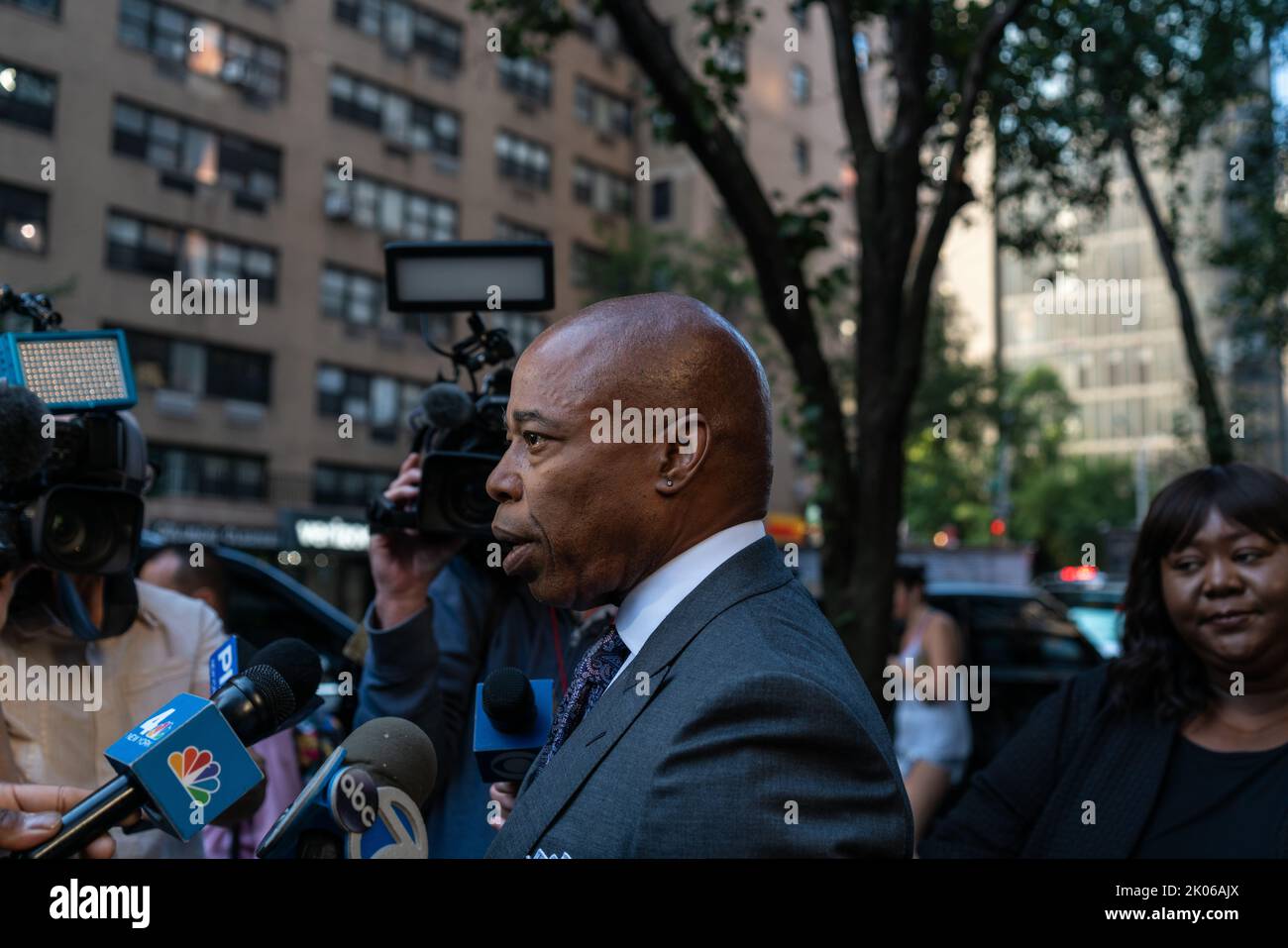 New York City, Usa. 09. September 2022. Der Bürgermeister von NYC, Eric Adams, besuchte das britische Generalkonsulat, um das Kondolenzbuch für Ihre Majestät Königin Elizabeth II. Zu unterzeichnen (Foto: Steve Sanchez/Pacific Press) Quelle: Pacific Press Media Production Corp./Alamy Live News Stockfoto