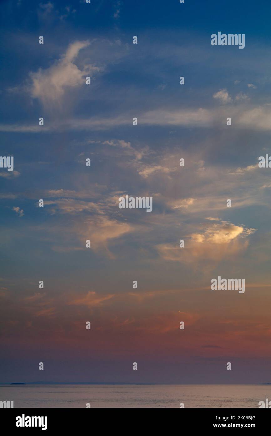 Blauer Himmel mit einem bunten Horizont Stockfoto