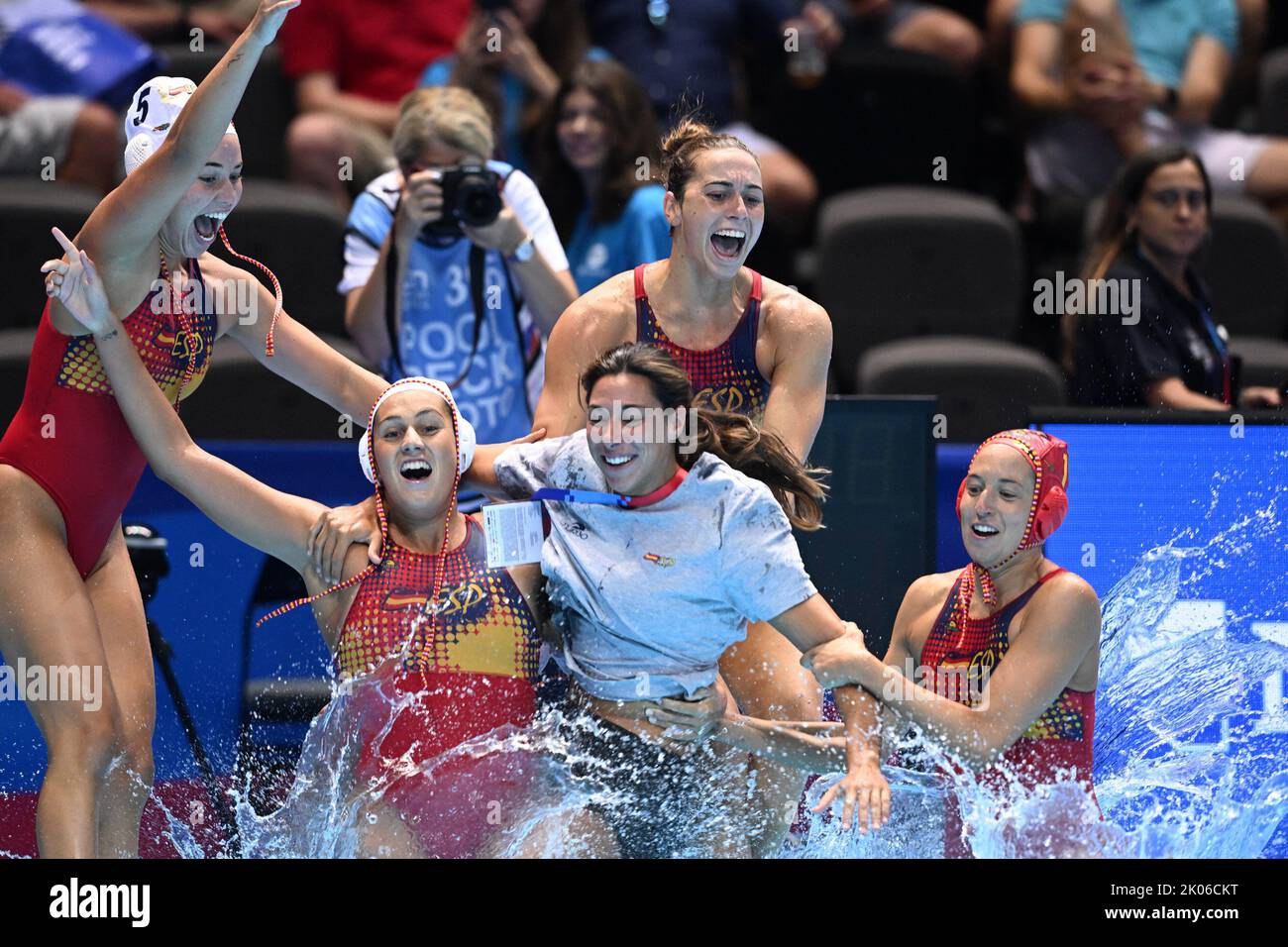 (220910) -- SPLIT, 10. September 2022 (Xinhua) -- Spanische Spieler feiern den Sieg nach dem len European Water Polo Championships Frauen-Goldmedaillenspiel gegen Griechenland in Split, Kroatien, 9. September 2022. (Marko Lukunic/PIXSELL über Xinhua) Stockfoto