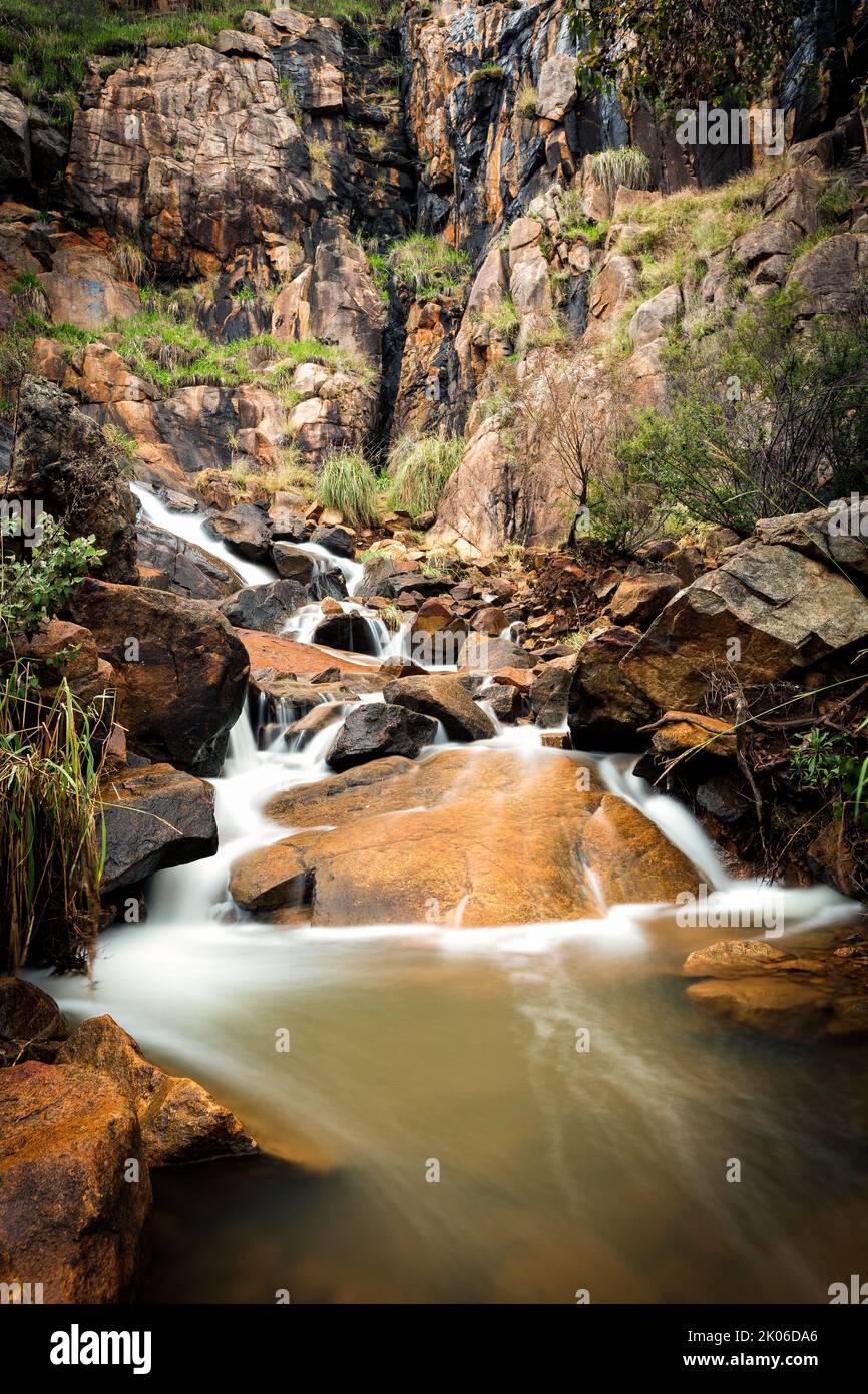 Abschnitt des unteren erreicht Lesmurdie Falls, Perth Western Australia Porträt-Ausrichtung Stockfoto