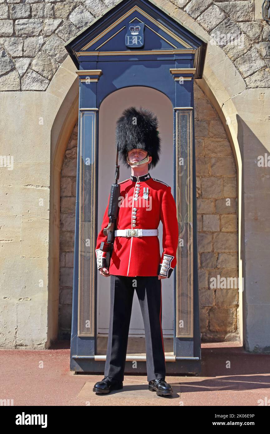 WINDSOR, GROSSBRITANNIEN - 19. MAI 2014: Dies ist ein königlicher Wächter in traditioneller Form mit einem Bärenhut im Dienst im Schloss Windsor. Stockfoto