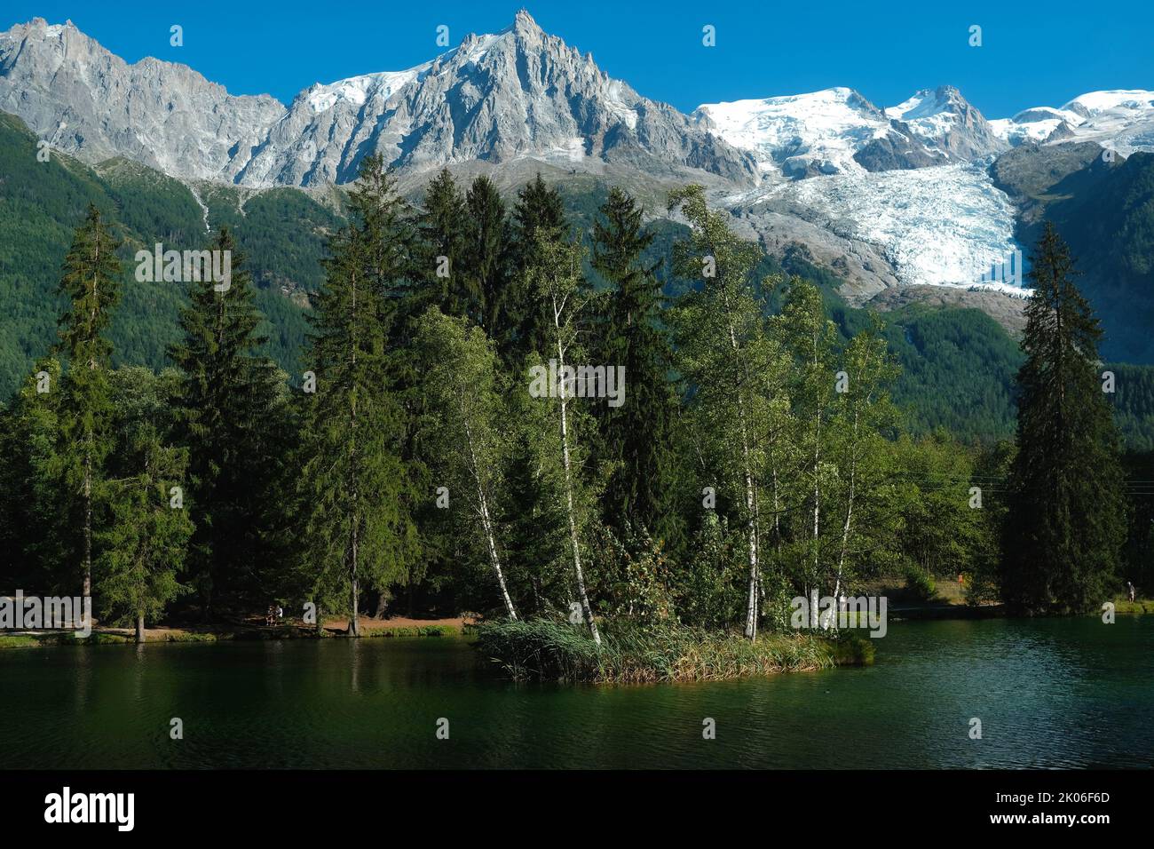 Atemberaubende Landschaft mit verschneiten Mont Blanc-Massiv und Lake Chavant in Les Houches , Chamonix, Haute Savoie, Frankreich Stockfoto