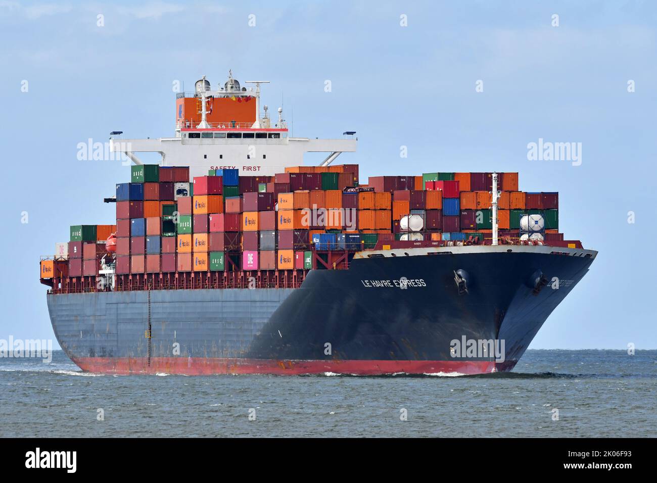 Das Containerschiff LE HAVRE EXPRESS fährt durch Cuxhaven nach Hamburg