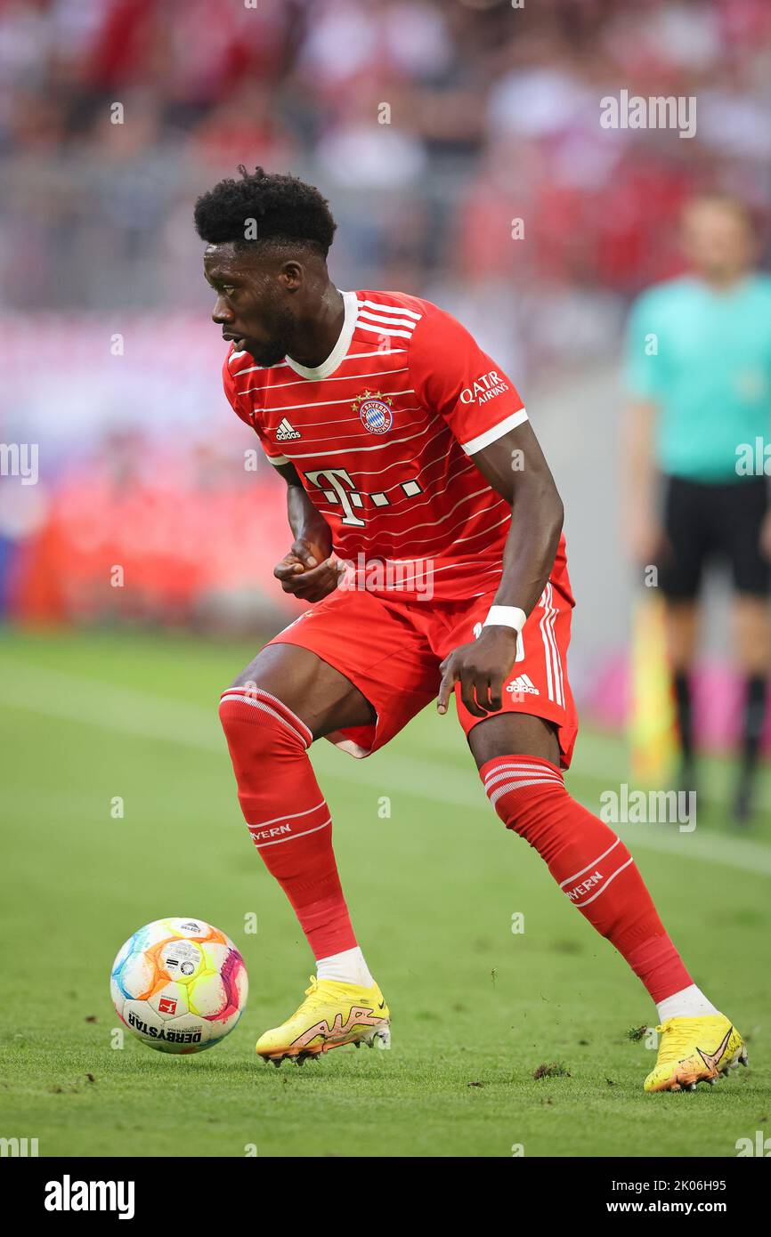 Alphonso Davies von Bayern München FC Bayern MŸnchen - Borussia Mšnchengladbach 27.8.2022 Fussball 1 . Bundesliga Saison 2022 / 2023 © diebilderwelt / Alamy Stock Stockfoto