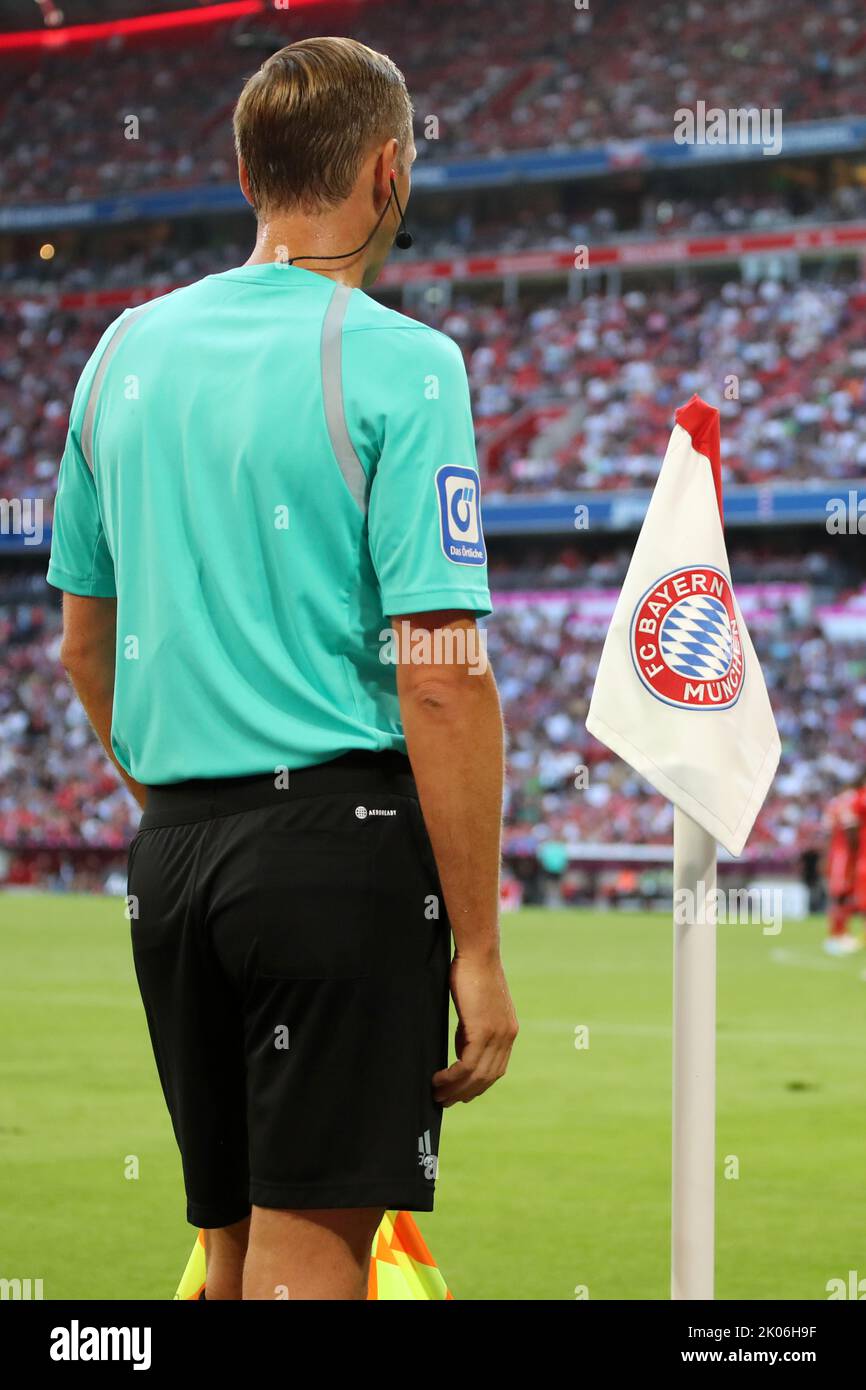 Eckfahne mit Linienrichter FC Bayern MŸnchen - Borussia Mšnchengladbach 27.8.2022 Fussball 1 . Bundesliga Saison 2022 / 2023 © diebilderwelt / Alamy Stock Stockfoto